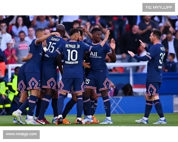 巴黎圣日耳曼球迷激情四溢为球队呐喊助威全力支持每一场比赛